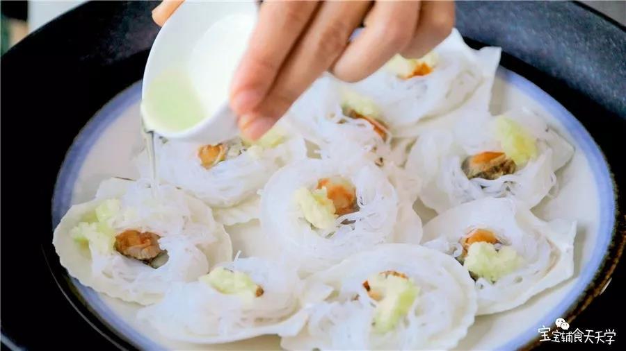 各倒入一点食用油