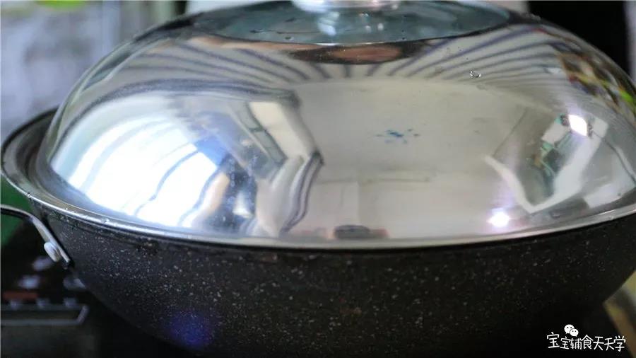 蒸锅烧开后放入蒸15分钟