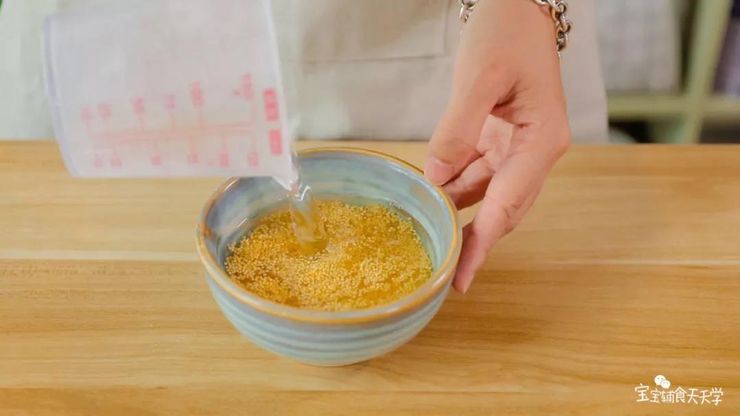 第2步：小米用清水浸泡20分钟