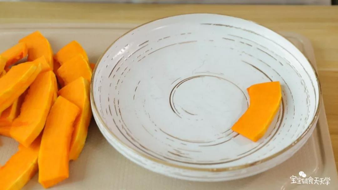 第5步：取一片南瓜，铺上一层小米，再铺上五花肉