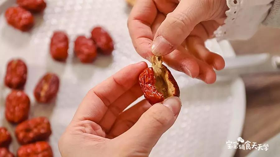 红枣洗净后剪开去核（注意不要分成两半了）