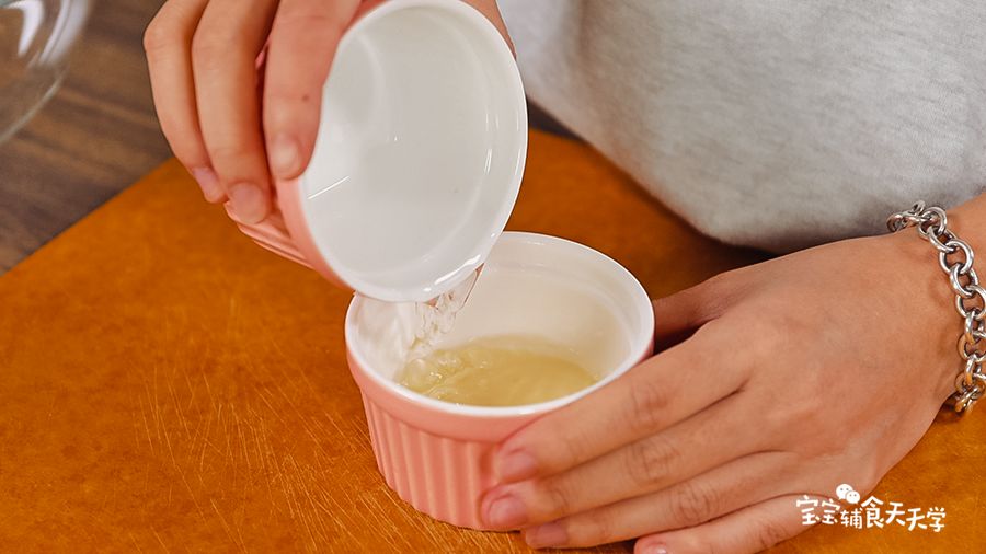 炼奶中加入温开水搅拌均匀