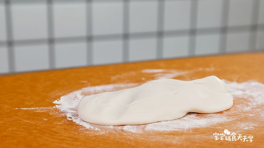 揉成光滑面团，调整一下干湿程度