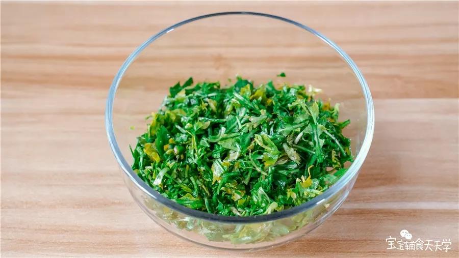 荠菜切碎，留取少量用作汤底