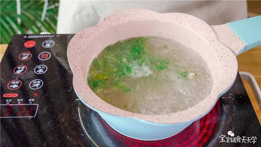 烧开一锅水，放入少量荠菜煮熟当汤底