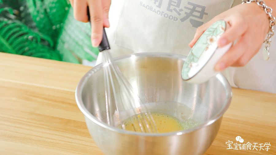 倒入砂糖、盐、玉米油和牛奶搅拌均匀