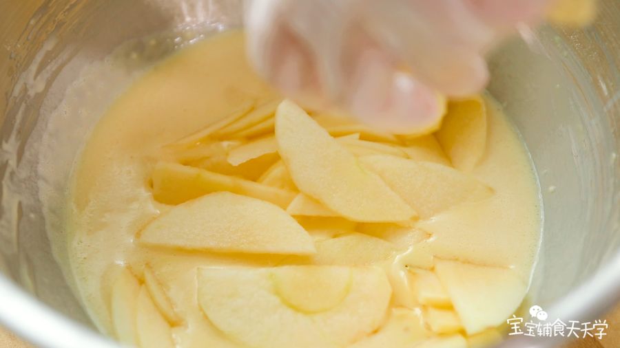 把苹果片放入面糊里浸泡