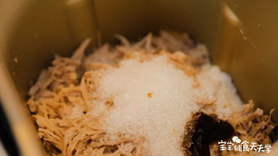 倒入砂糖、生抽、蚝油、盐、食用油