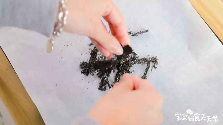 头水紫菜撕开放在烤盘上