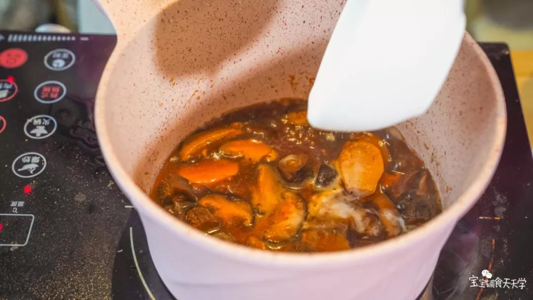 焖煮至水分稍微收干，海参软嫩后倒入淀粉水勾芡