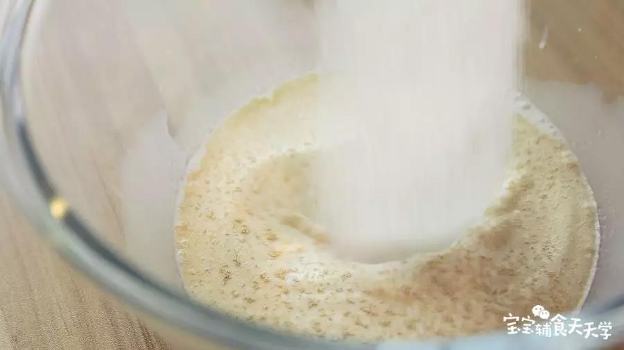 加入砂糖和酵母搅拌均匀融化一下