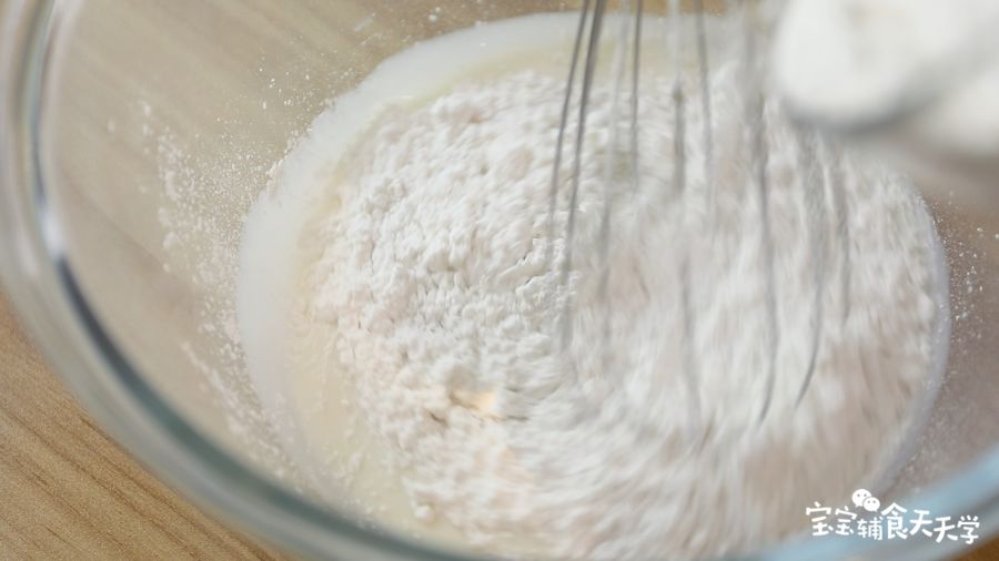 倒入粘米粉（即大米磨成的粉，宝宝的婴儿米粉是不可以的哦），搅拌至无颗粒
