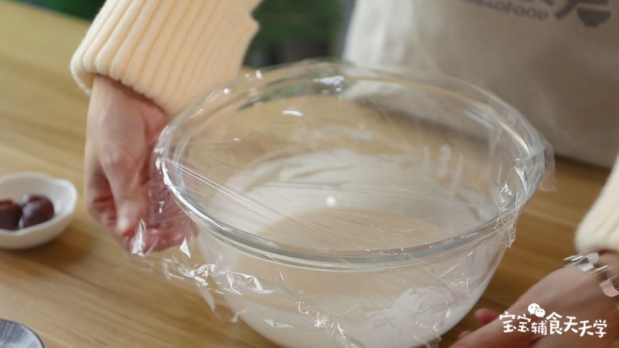 盖上保鲜膜保持约45度发酵1小时