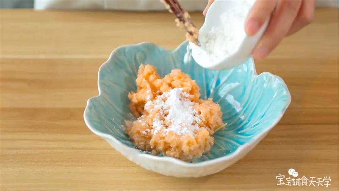 倒出肉泥，倒入玉米淀粉