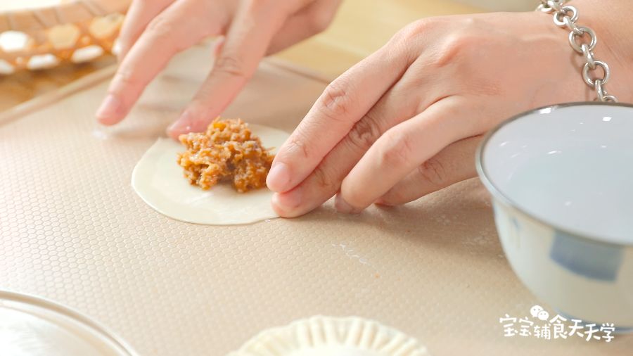 饺子皮边缘涂点清水