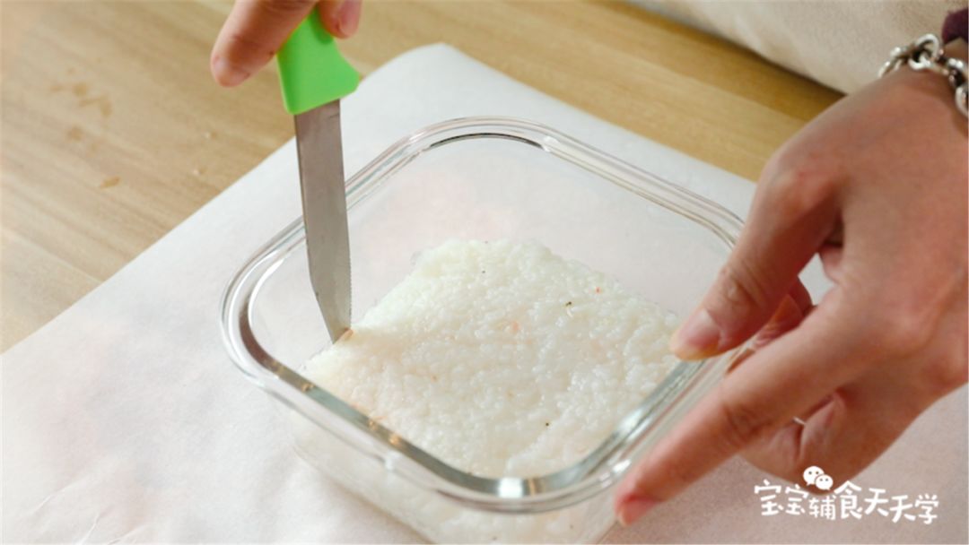 第11步：稍微冷却后脱模，撕走油纸，切块即可