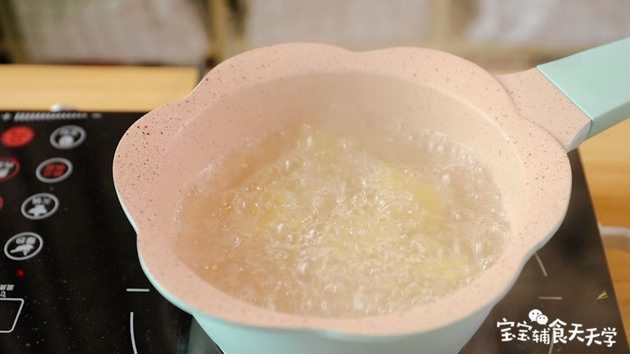 土豆下锅煮熟煮软