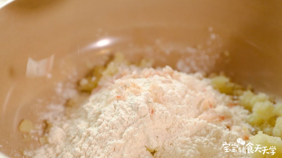 倒入低筋面粉、玉米油、虾皮碎