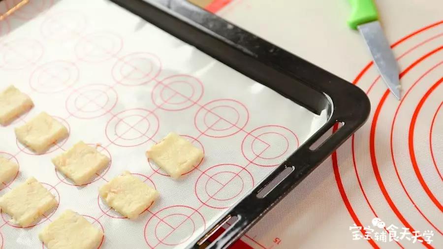 烤盘垫上硅胶垫或油纸，铺上饼干