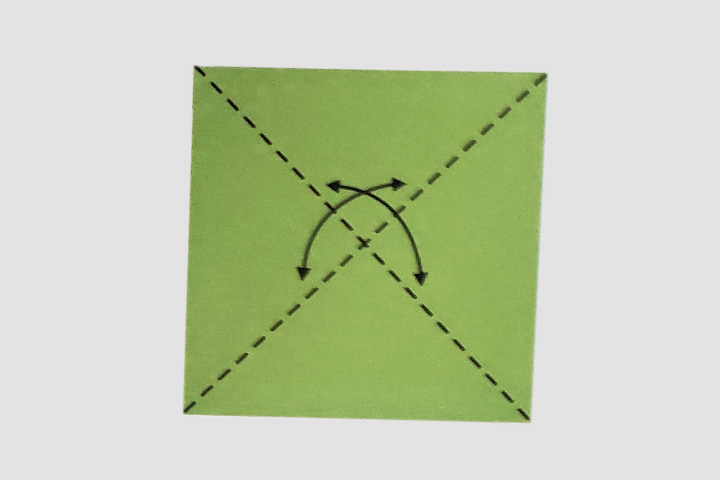 步骤1：沿虚线折出折痕。