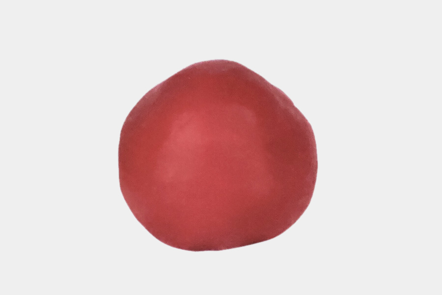 步骤1：搓一个红色圆球，捏成帽子形状。