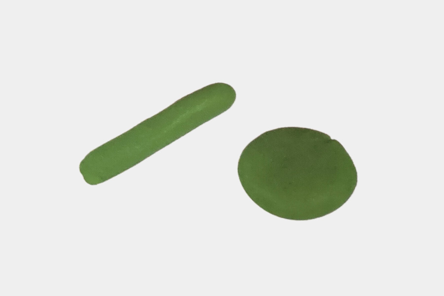 步骤2：捏出绿色的长条和扁圆各一个。