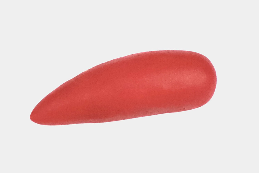 步骤1：搓一个红色长条，一头搓尖。