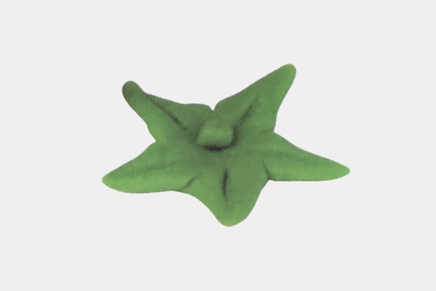 步骤3：把绿色小圆球粘在划出纹理的根蒂上。