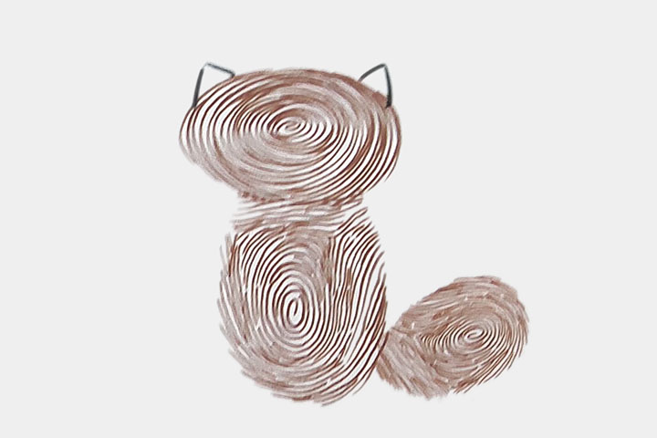 步骤2：印一个大拇指印作身体，再印一个稍小的指印作尾巴，最后画两只耳朵。