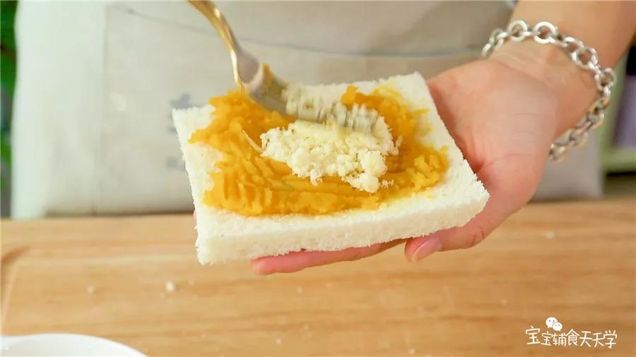 取一片吐司，抹上南瓜泥，铺上奶酪碎