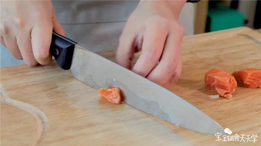 三文鱼切块或切粒