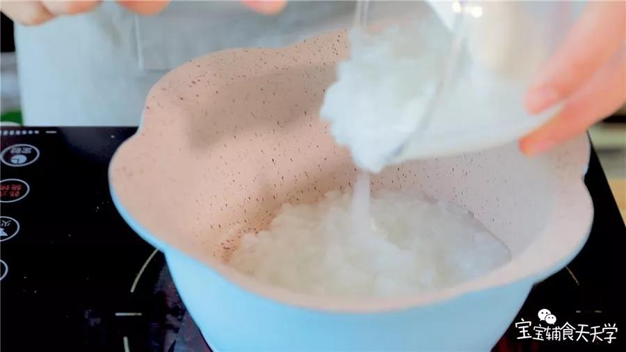 倒入米粥在锅里烧开