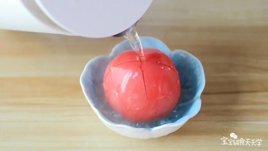 用开水把番茄烫几分钟，把皮撕掉