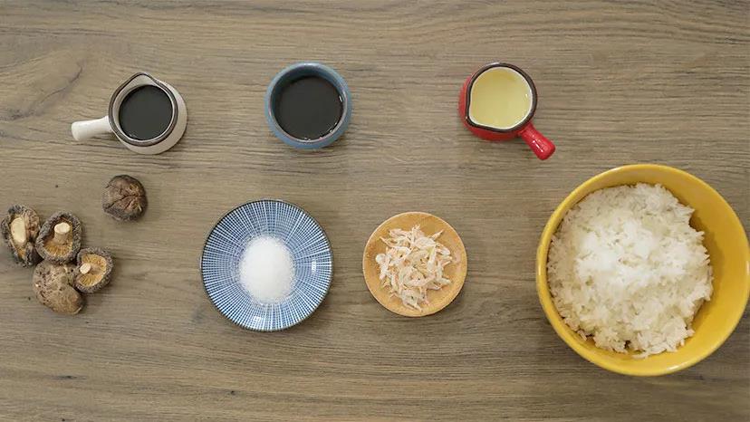 第1步：食材准备：米饭 / 250g，干香菇 / 5个，虾皮 / 2g，生抽 / 10g，老抽 / 5g，食用油 / 10g，砂糖 / 5g