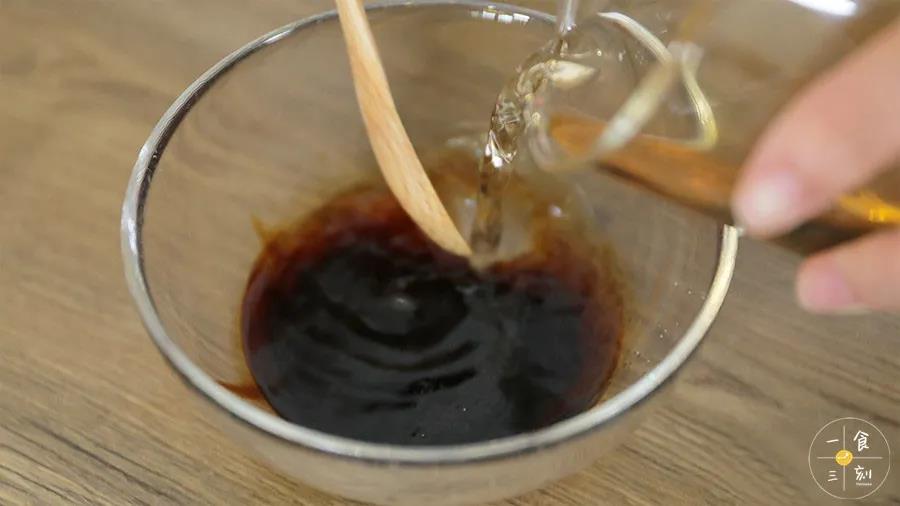 第5步：生抽、老抽、砂糖混合，加入约80g香菇水混合