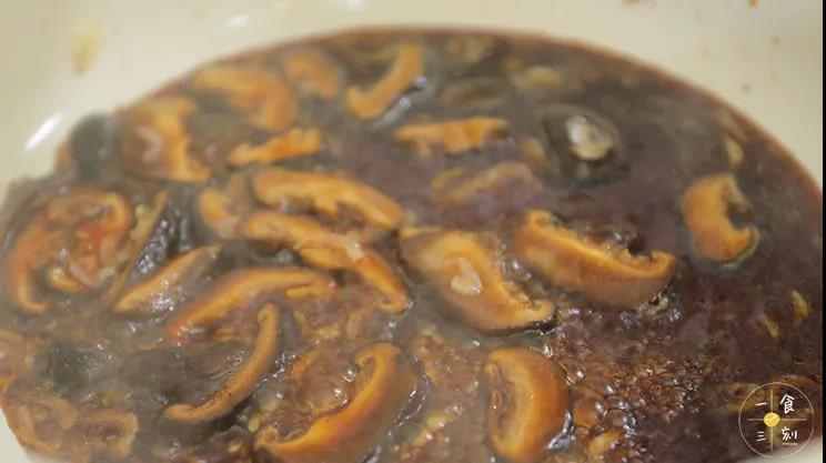 第7步：倒入步骤4的酱汁小火烧开