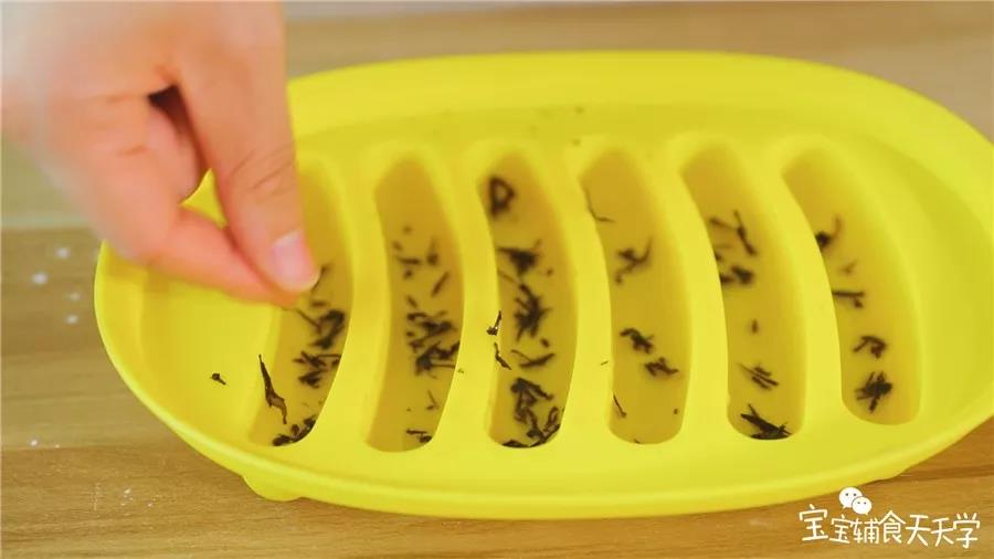 模具里撒入适量紫菜碎