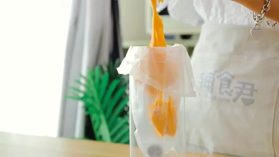 裱花袋装上裱花嘴，面糊倒入裱花袋中