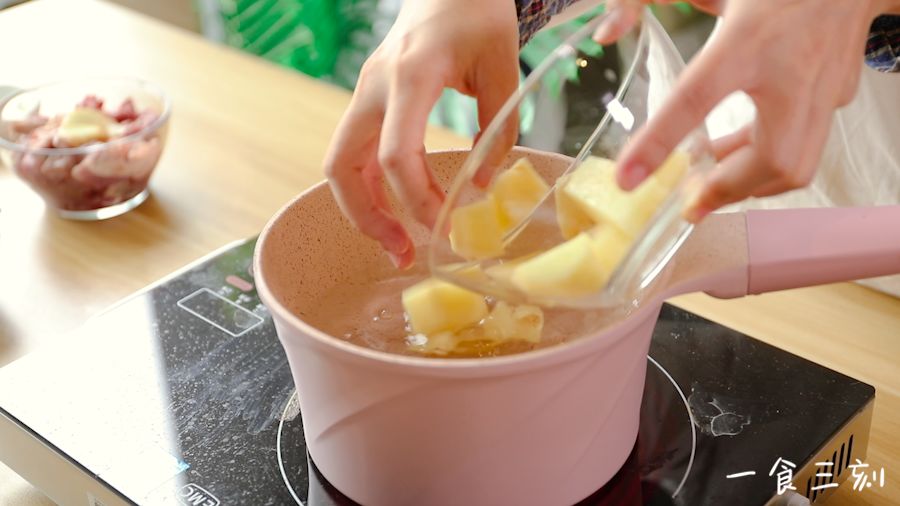 第2步：烧开一锅水，将土豆焯熟备用