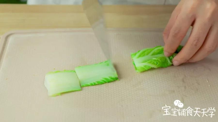 夹出熟白菜沥干水分、切段