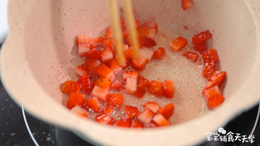 草莓放入奶锅中加入极少量清水翻炒