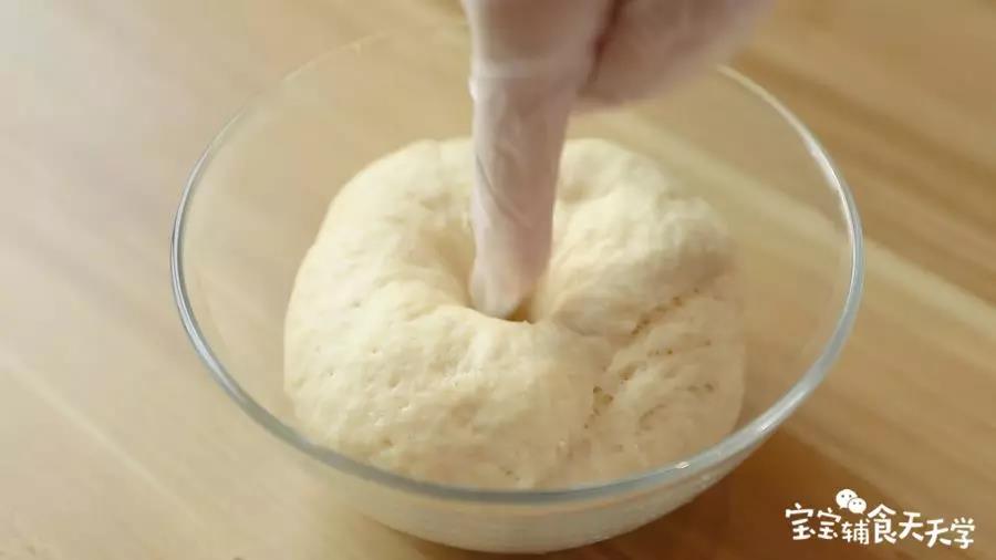 发酵好的面团，用手指戳进去不回弹