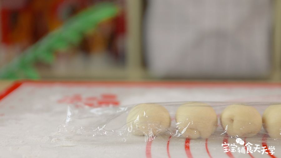 小包子盖上保鲜膜二次醒发15-20分钟