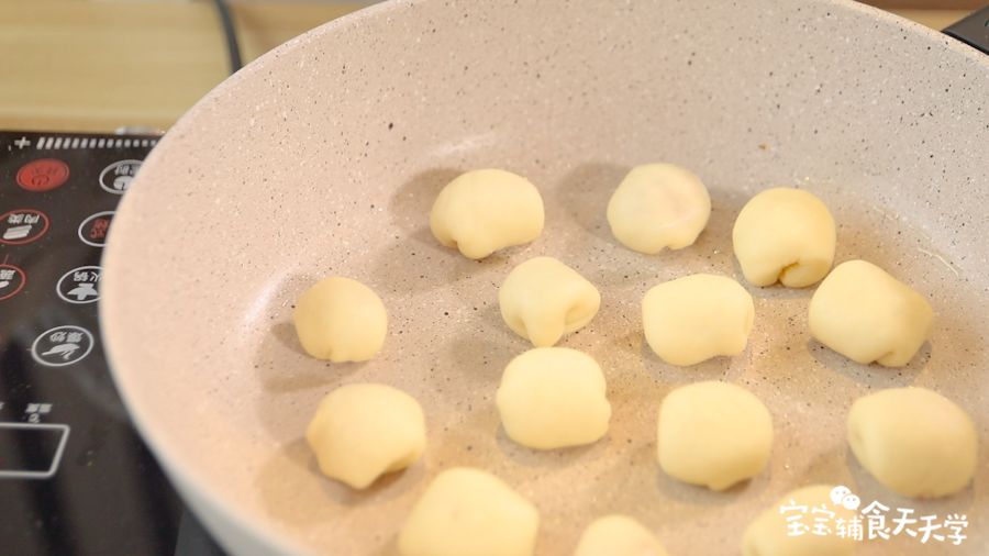 平底锅扫一层油，小火放入小包子