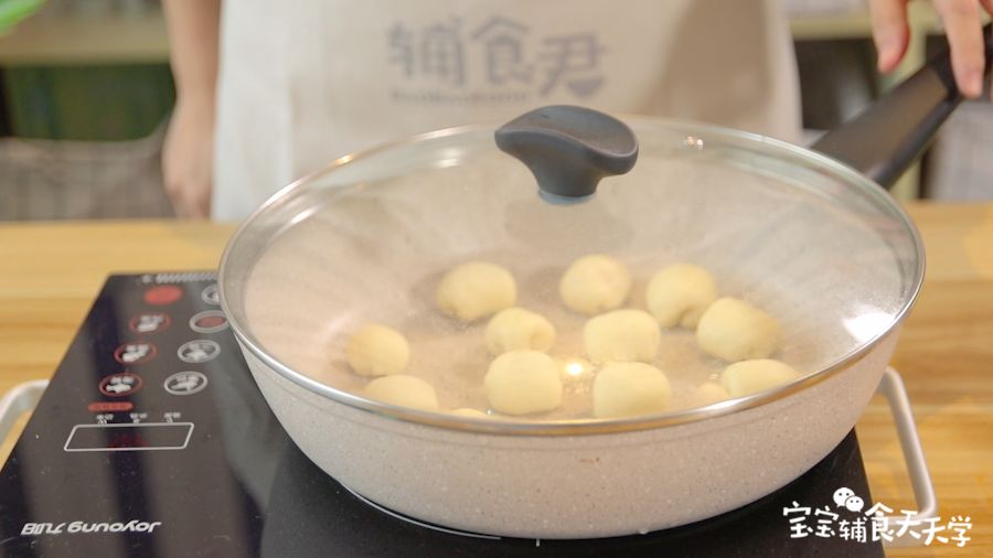 加盖，小火焖10分钟左右即可（具体时间要按包子大小而定）