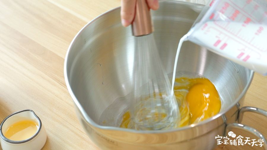 加入牛奶和玉米油搅拌均匀