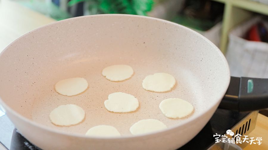 第10步：平底锅里排入薄片，小火耐心烘烙