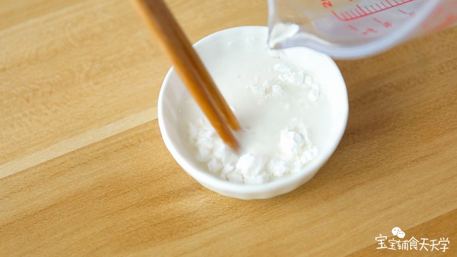 倒入少量清水进玉米淀粉兑开成淀粉水
