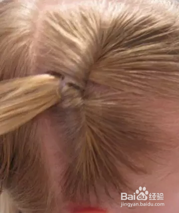 取一束头发，将其扎成一束，将发束从里到外穿过，如图所示