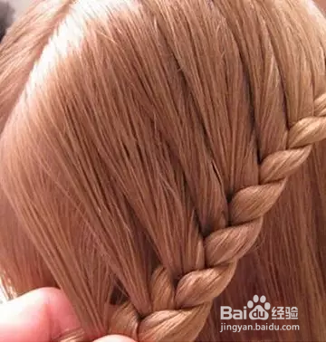 继续加头发，编成四股的加股辫子。